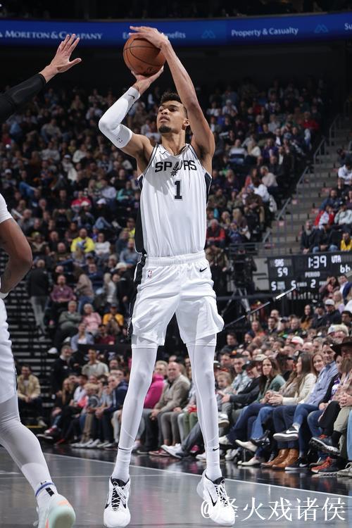 查克|马刺观察:文班回归助球队冲击NBA杯决赛 查克|马刺观察:文班回归助球队冲击NBA杯决赛