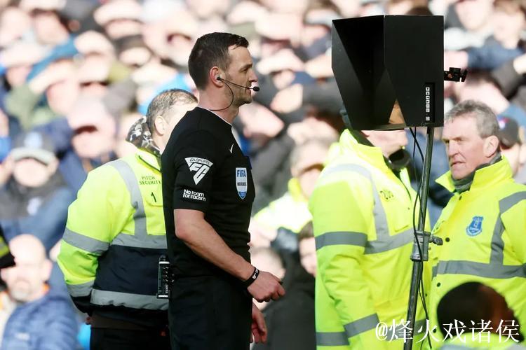 英超争议判罚让曼联愤怒，对手多次疑似手球未判，暴力动作仅获黄牌